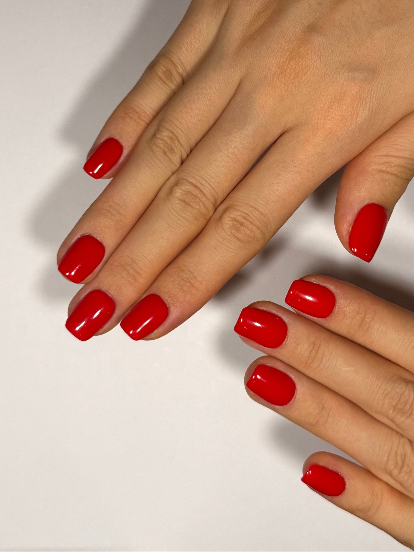 Secure The Nails Glossy Red Short Reusable Press-on Nails for Everyday Wear, Salon Nails, Long-lasting, Easy to Apply
