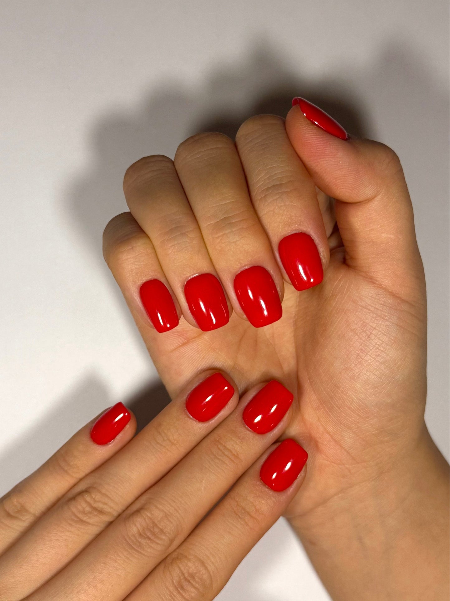 Secure The Nails Glossy Red Short Reusable Press-on Nails for Everyday Wear, Salon Nails, Long-lasting, Easy to Apply