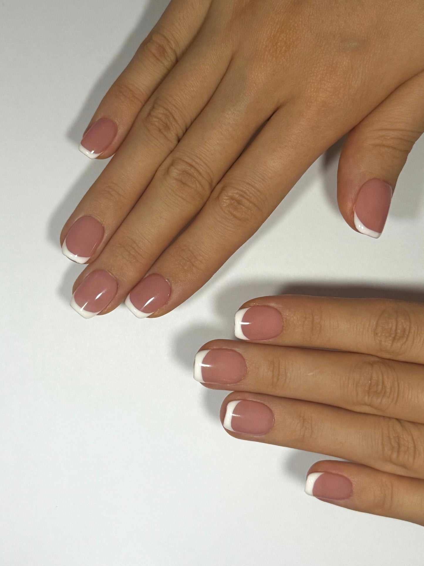 Secure The Nails Short French Tip Press-on Nails, Glossy and Long-lasting, Easy to Apply, Salon-quality