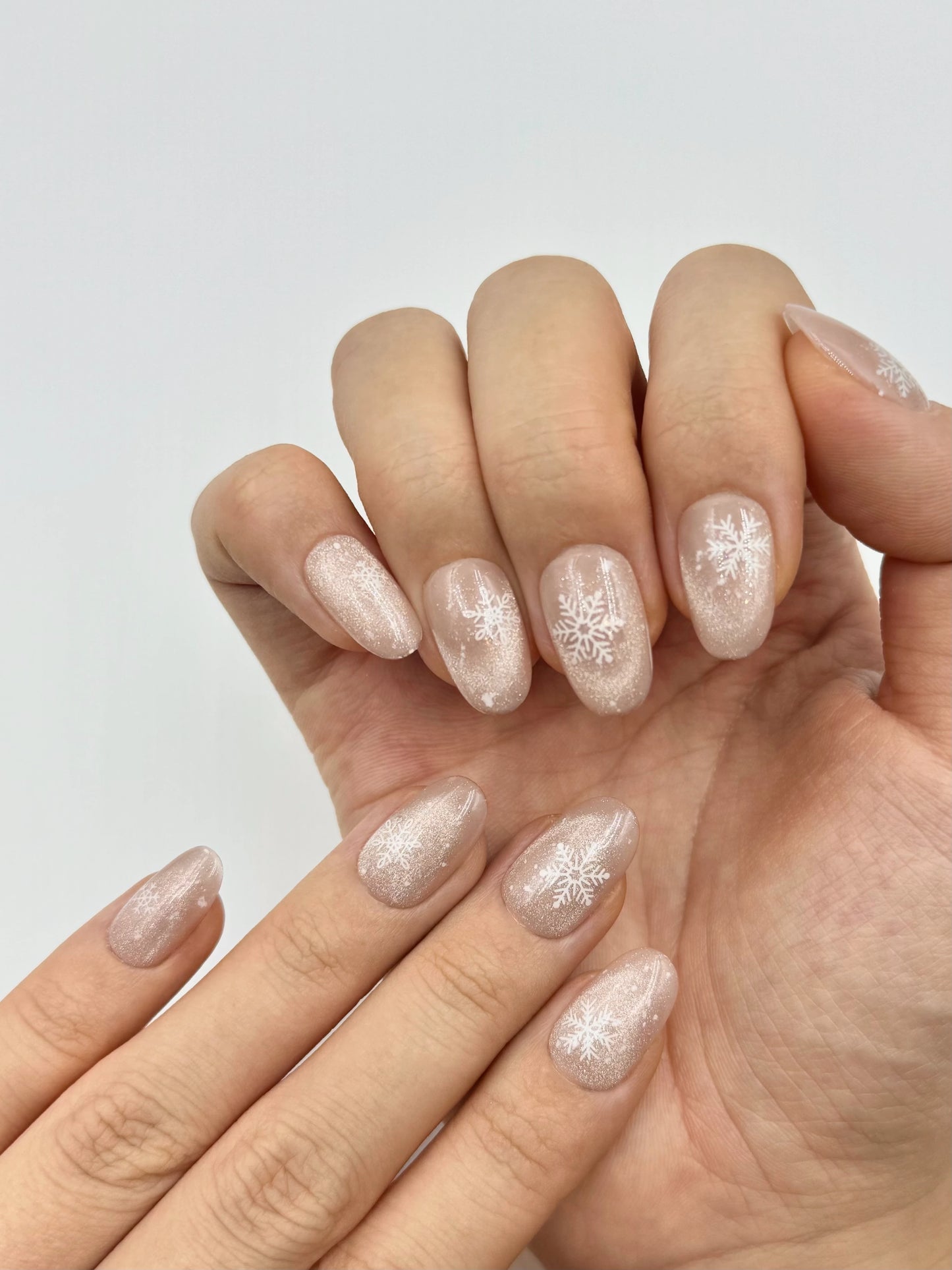 Unique Round Oval Christmas Holiday Winter Snowflake Reusable Press-On Nails, Sparkly Shiny Cat-Eye, Classy Elegant Nail Art | Secure The Nails