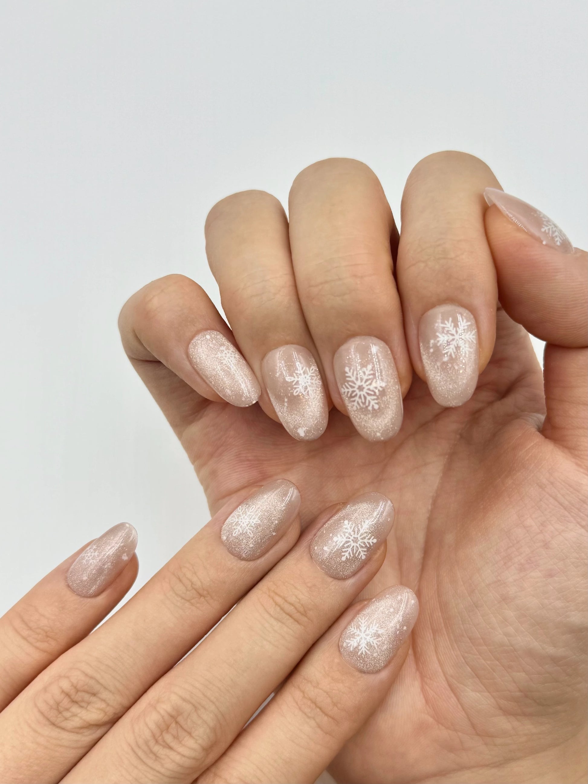 Unique Round Oval Christmas Holiday Winter Snowflake Reusable Press-On Nails, Sparkly Shiny Cat-Eye, Classy Elegant Nail Art | Secure The Nails