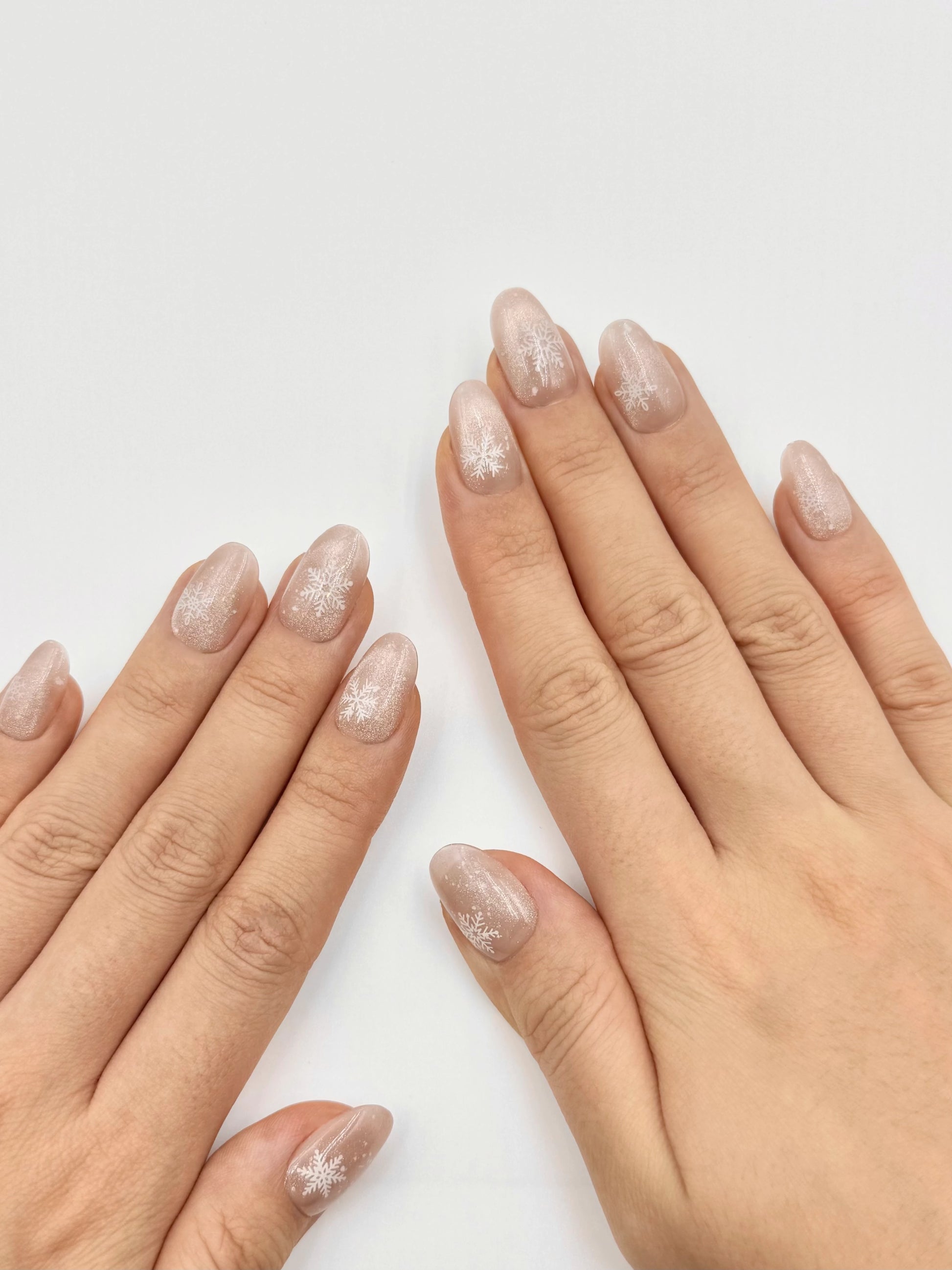 Round Oval Christmas Holiday Winter Snowflake Reusable Press-On Nails, Sparkly Shiny Natural Beige Cat-Eye, Classy Elegant Nail Art | Secure The Nails