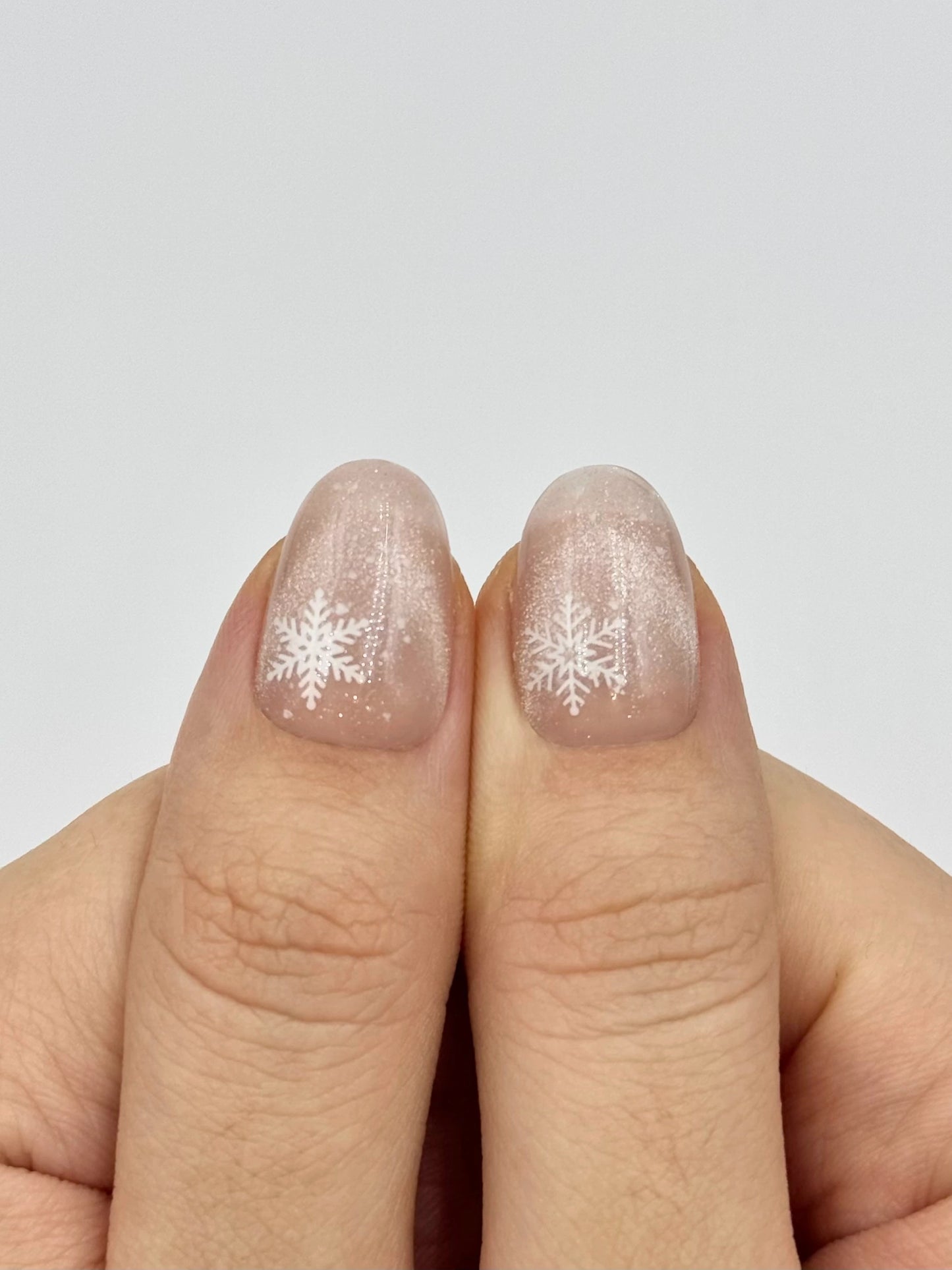 Unique Round Oval Christmas Holiday Winter Snowflake Reusable Press-On Nails, Sparkly Shiny Natural Beige Cat-Eye, Classy Elegant Nail Art | Secure The Nails
