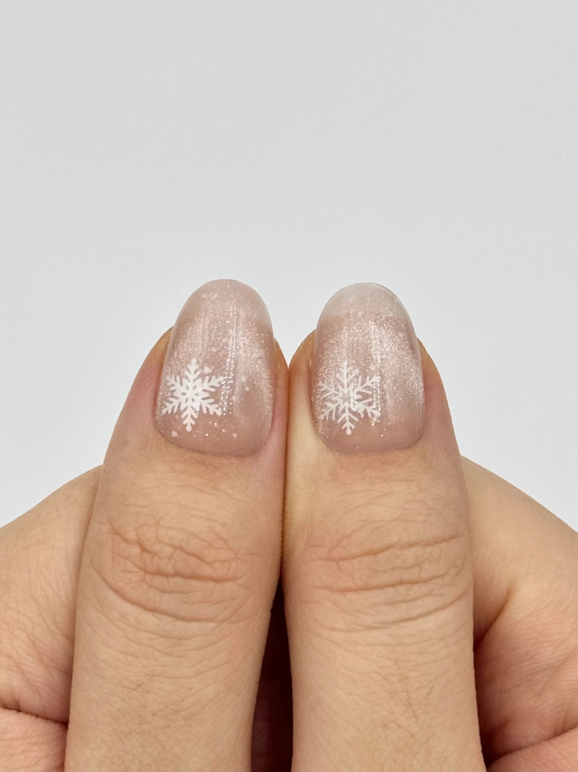 Unique Round Oval Christmas Holiday Winter Snowflake Reusable Press-On Nails, Sparkly Shiny Natural Beige Cat-Eye, Classy Elegant Nail Art | Secure The Nails