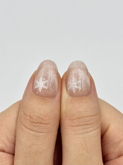 Unique Round Oval Christmas Holiday Winter Snowflake Reusable Press-On Nails, Sparkly Shiny Natural Beige Cat-Eye, Classy Elegant Nail Art | Secure The Nails
