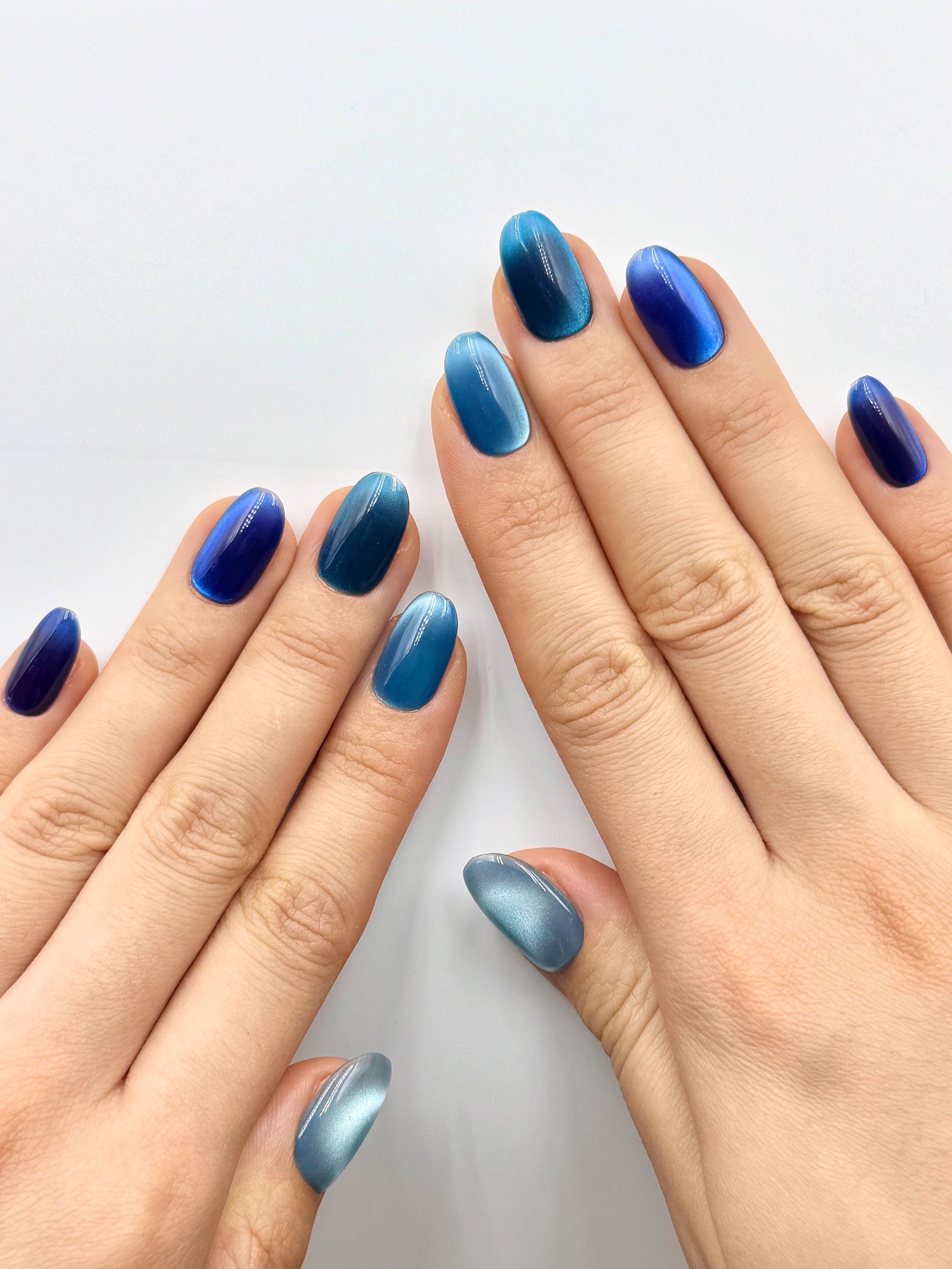 Unique Elegant Gradient Ocean Royal Blue Cat-Eye Short Oval Press-On Nail, Handmade Long-Lasting Reusable Press-Ons | Secure The Nails